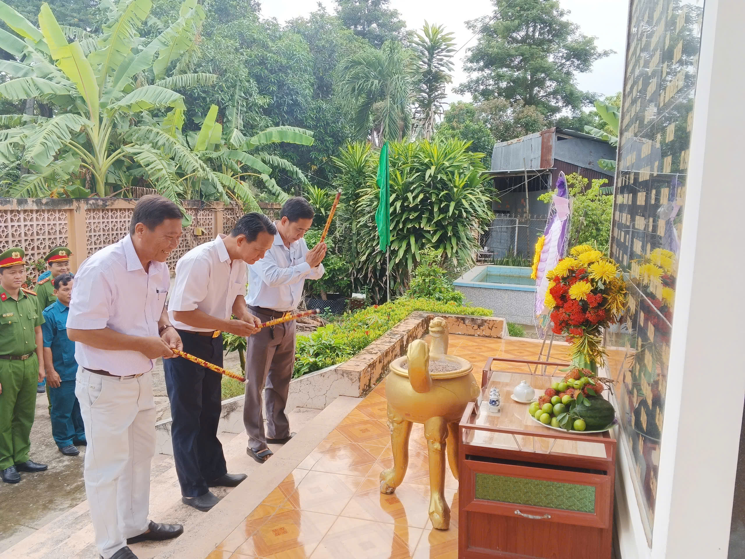 Mỹ Tân viếng nhà bia liệt sĩ nhân kỷ niệm 50 năm ngày giải phóng miền Nam thống nhất đất nước ( 30/4/1975 – 30/4/2025) và 139 năm ngày quốc tế lao động (01/5/1886 – 01/5/2025)